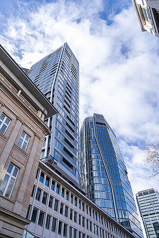 Zwei Türme des Gebäudekomplexes The Four in Frankfurt.