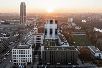 Luftaufnahme von Nürnberg bei Sonnenuntergang, im Vordergrund ist der Seetor City Campus zu sehen.