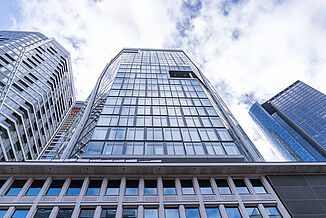 Teilansicht der Glasfassade des The Four in Frankfurt.