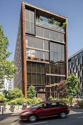 Verglaste Frontansicht des Hotel Lindley Lindenberg in Frankfurt.