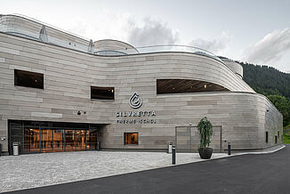 Gebäude mit Eingangsbereich der alpinen Luxustherme Silvretta in Ischgl.