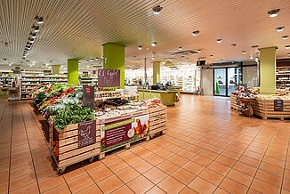 Einkaufsfläche mit frischen Obst und Gemüse im Alnatura Supermarkt in Frankfurt.