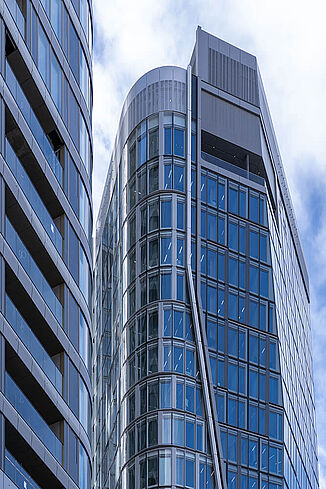 Verglaste Fassade des Hochhauses The Four in Frankfurt.
