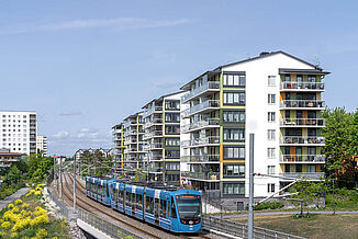 Rörvicksbacken Wohnkomplex und passierender Zug